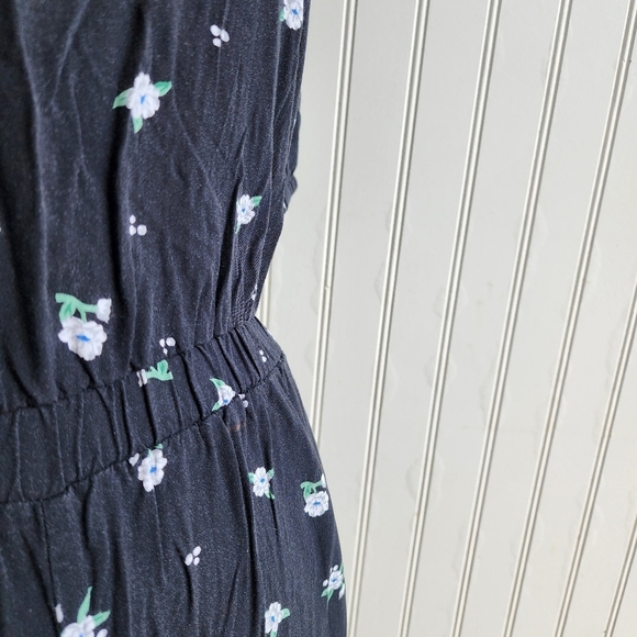 Old Navy Jumpsuit Woman’s Black White Floral Short Sleeve Viscose Sz S - Picture 4 of 16
